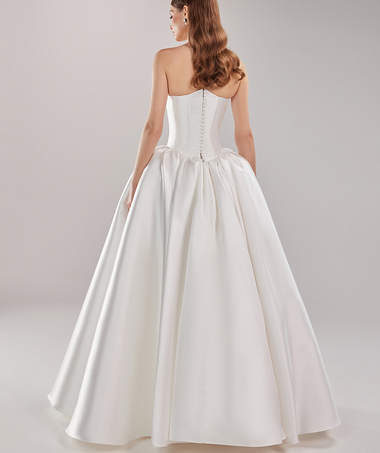 Пышное свадебное платье из микадо с открытыми плечами