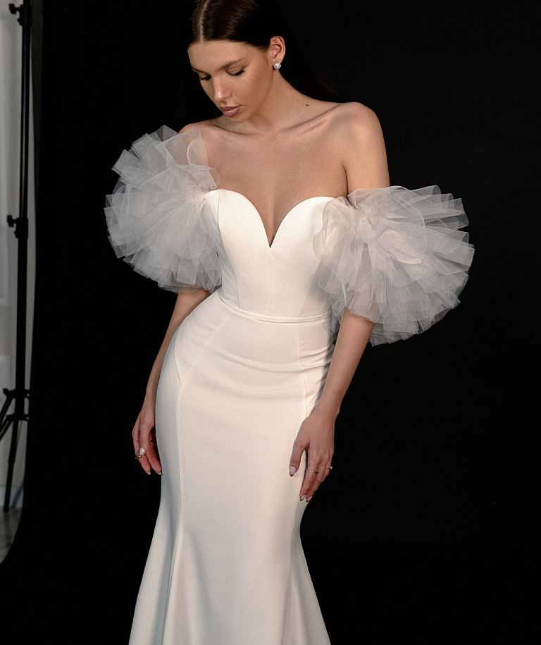 Свадебное платье с воланами на плечах