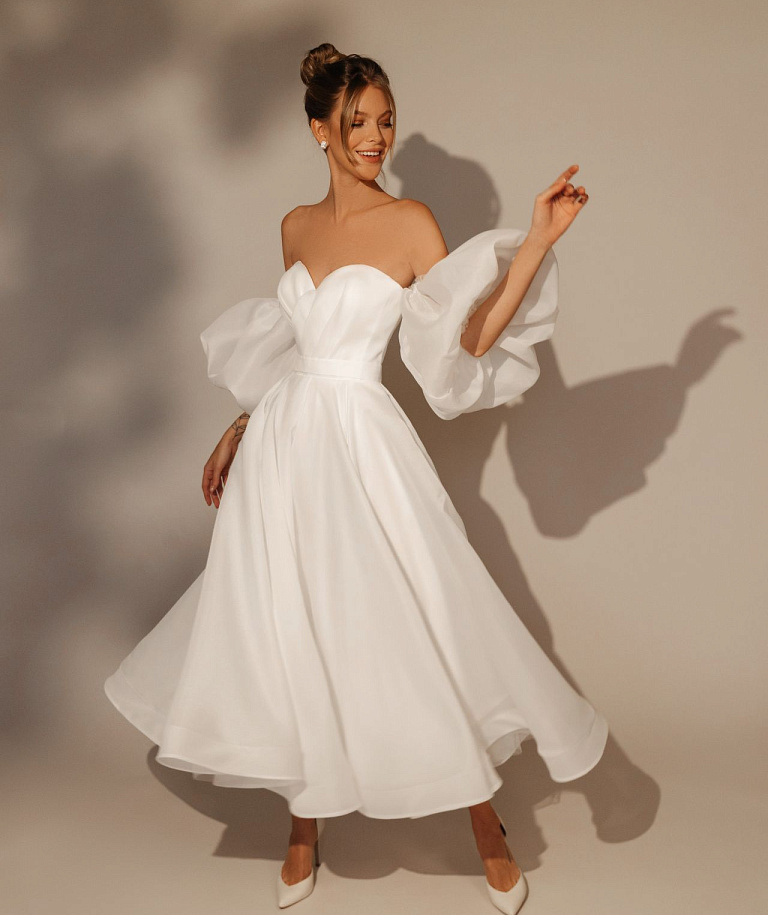 Белое свадебное платье миди с объемными рукавами