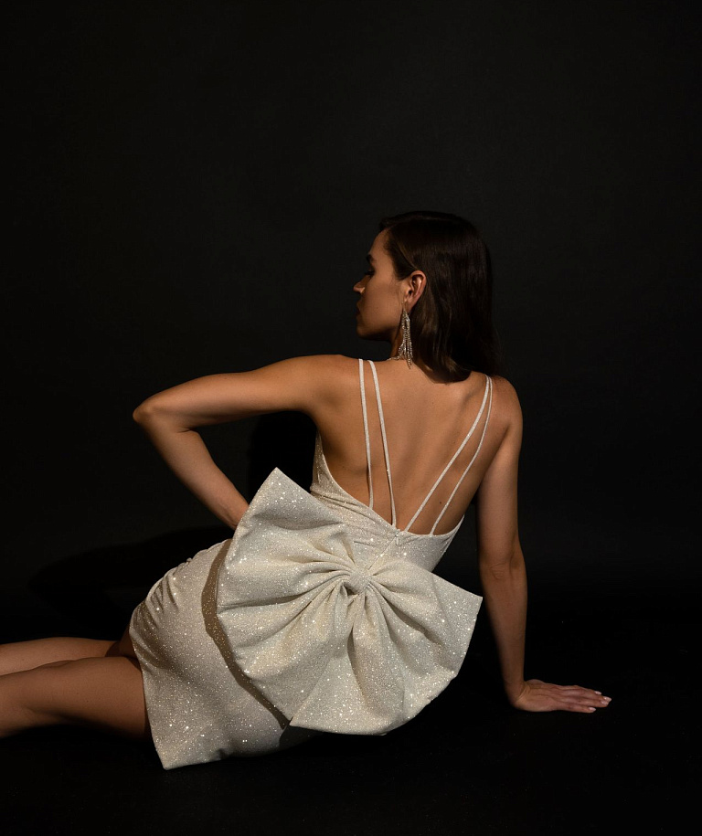 Короткое свадебное платье с бантом