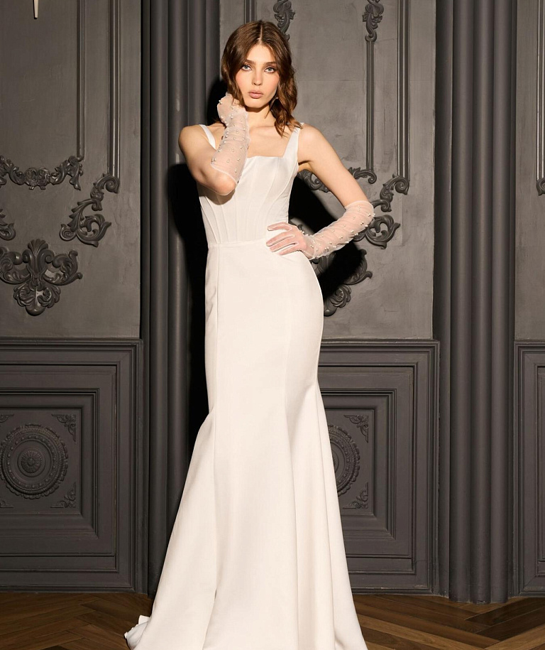 Свадебное платье из крепа с квадатным вырезом