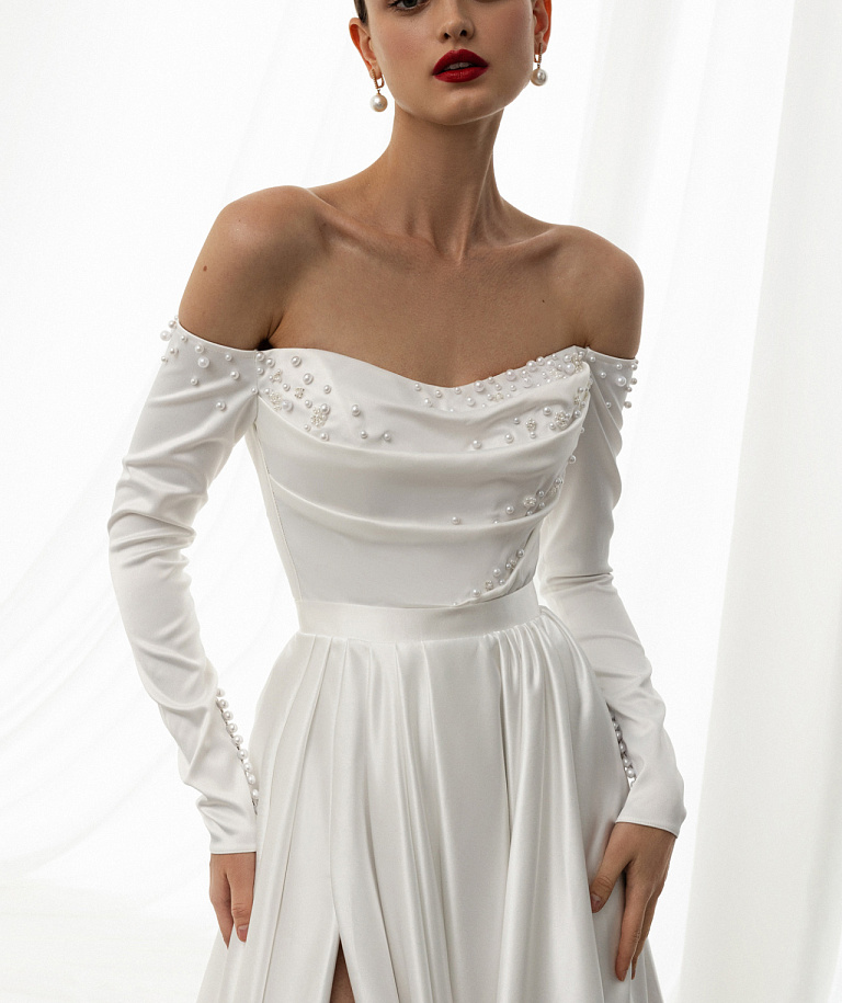 Роскошное атласное свадебное платье с длинным рукавом