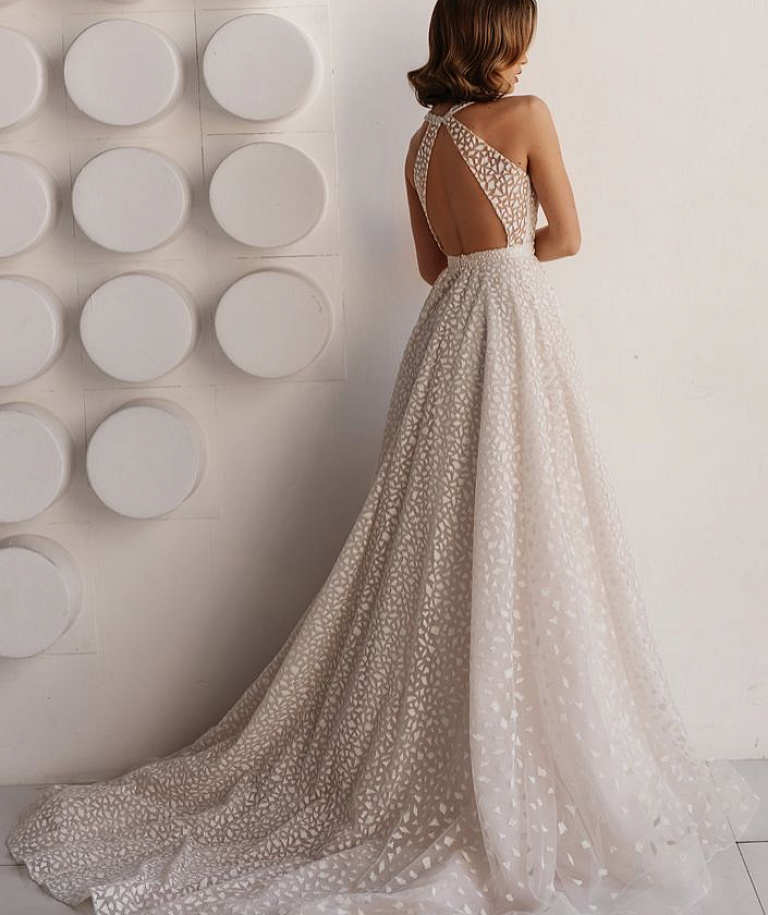 Пудровое свадебное платье с v-вырезом