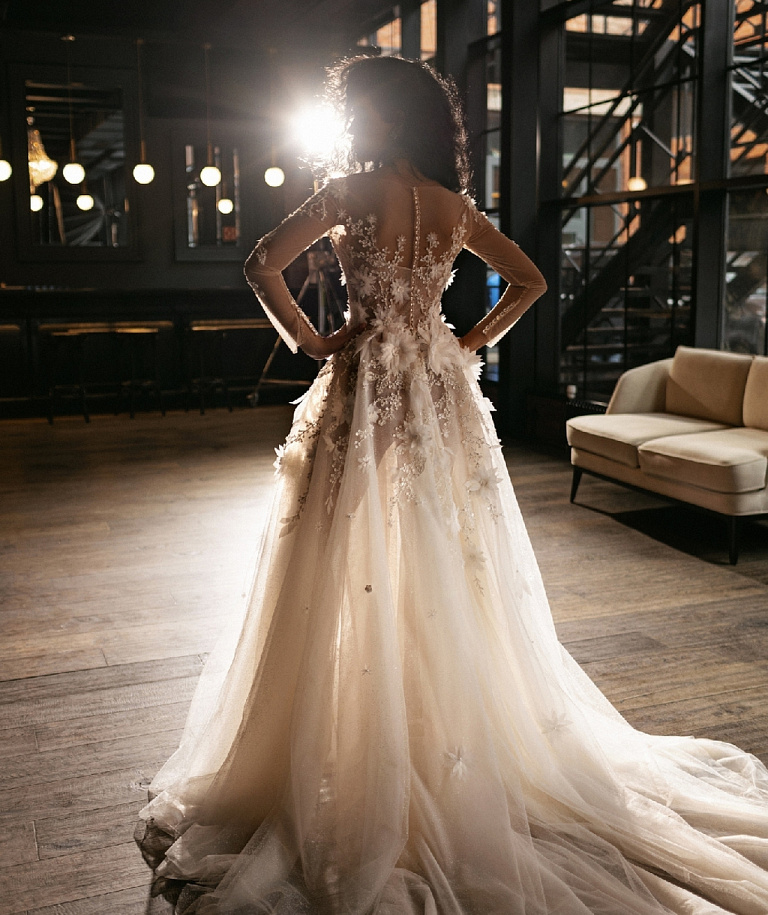 Дизайнерское свадебное платье с объемными цветами