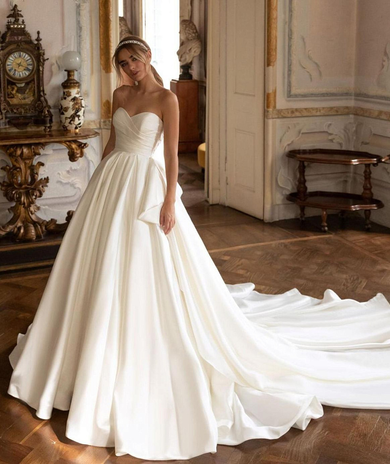 Королевское атласное свадебное платье