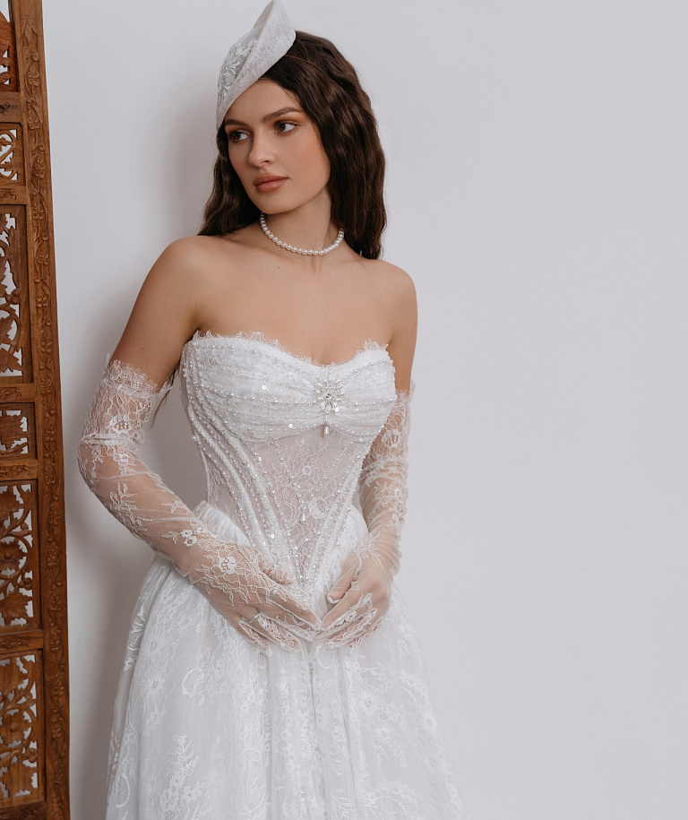 Роскошное кружевное свадебное платье с диснеевским корсетом