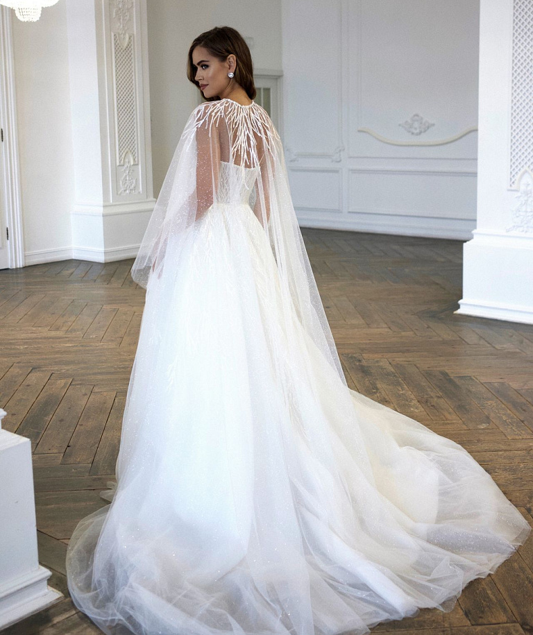 Белое свадебное платье со съемным кейпом