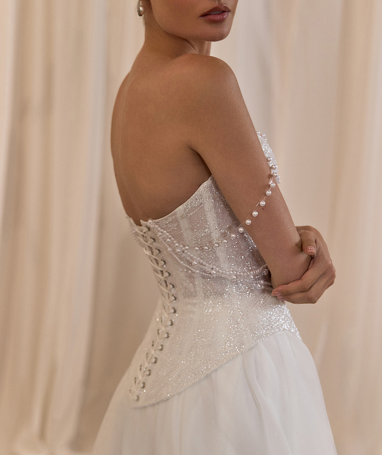 Свадебное платье с пышной юбкой и расшитым корсетом