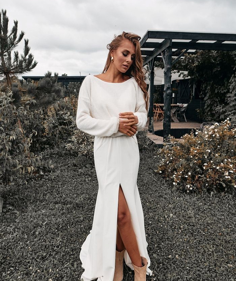 Молочный свитер с кружевом