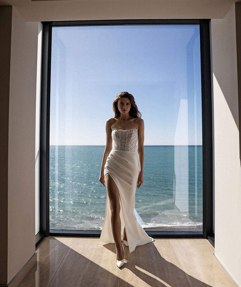 Стильное свадебное платье со съемной атласной юбкой