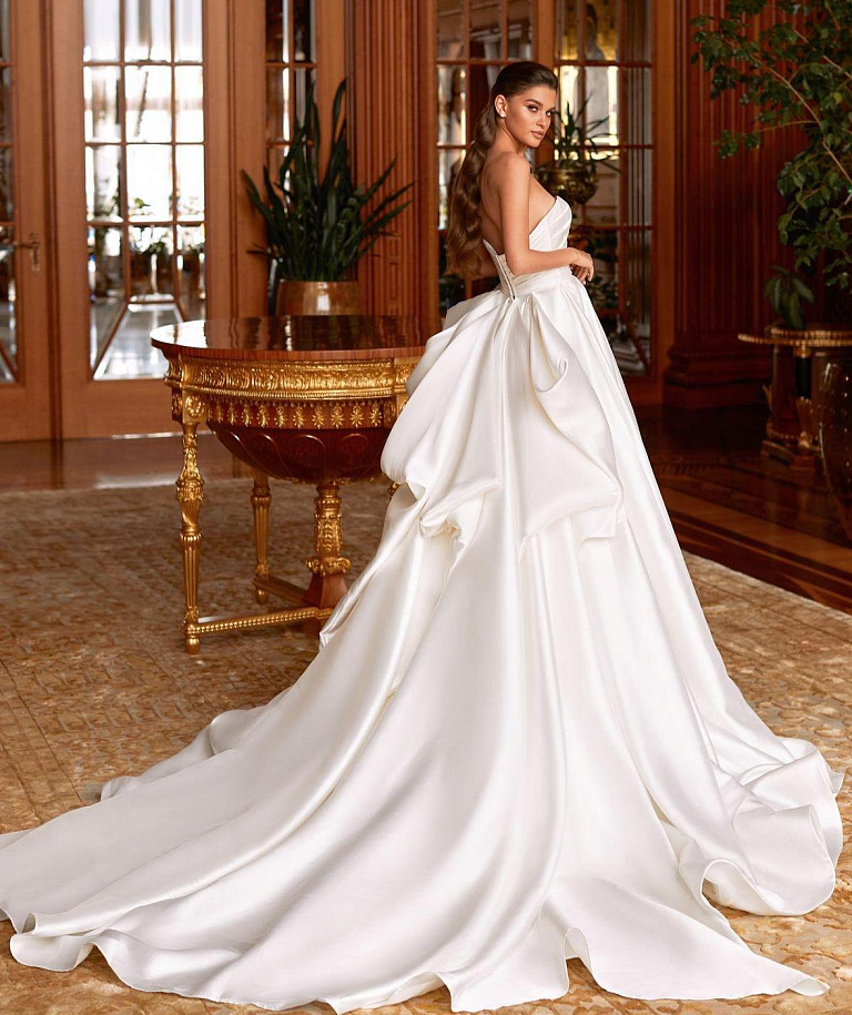 Пышное атласное свадебное платье с вырезом в форме сердца