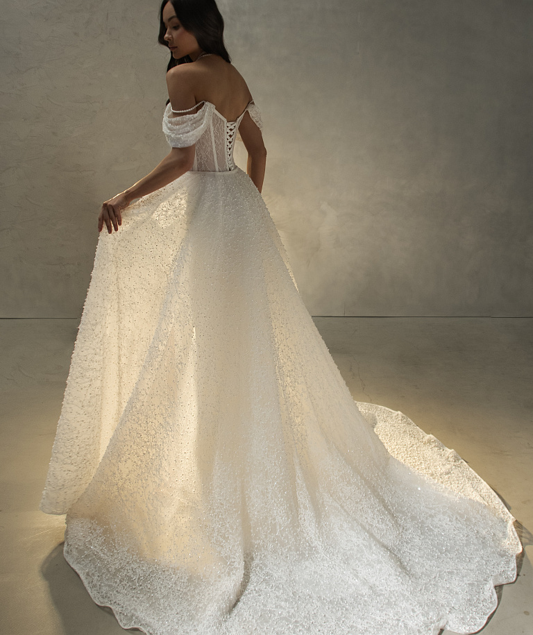 Кружевное платье-русалка с бисером и со съемным шлейфом