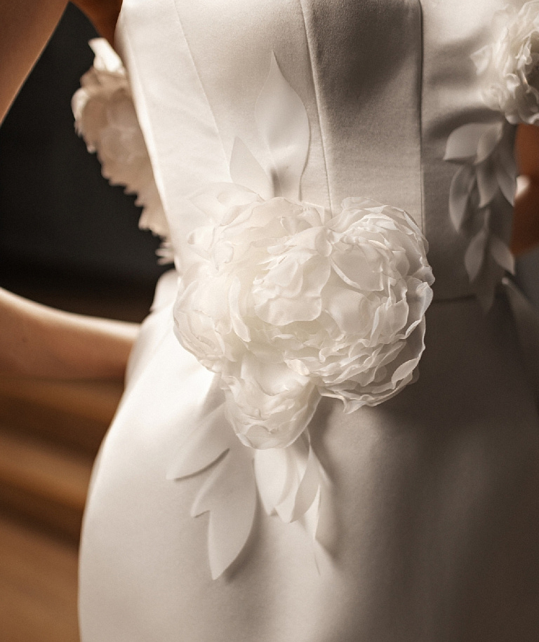 Свадебное платье мини с объемными цветами