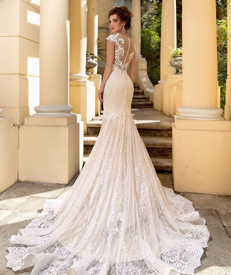 Кружевная русалка с красивым декольте