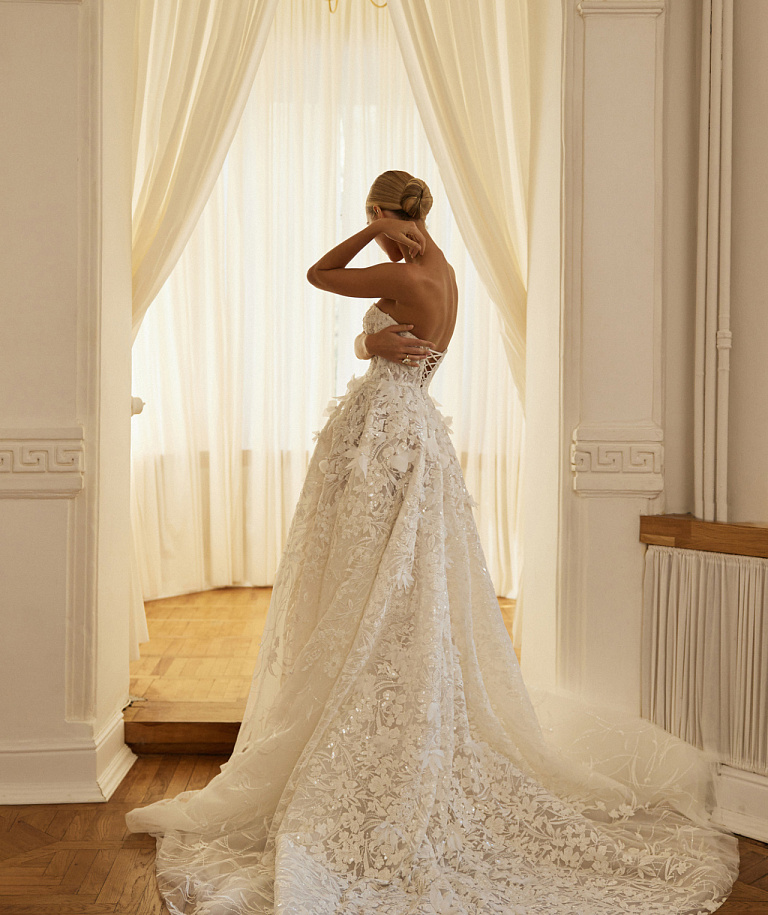 Пышное свадебное платье из роскошного цветочного кружева