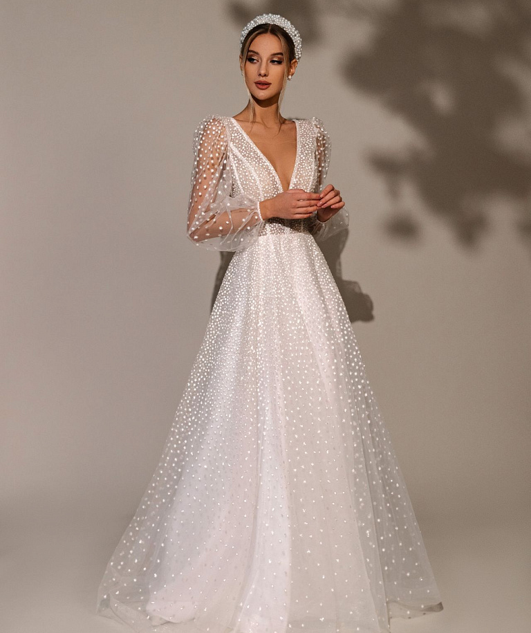 Сверкающее свадебное платье с рукавами и открытой спиной