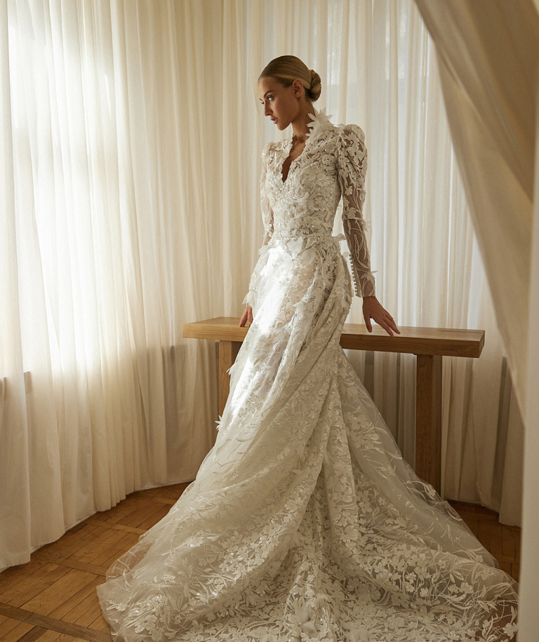 Пышное свадебное платье из роскошного цветочного кружева с болеро