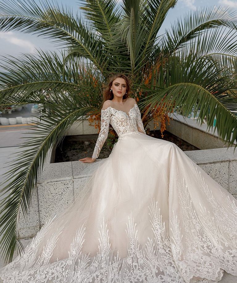 Свадебное платье с красивым шлейфом