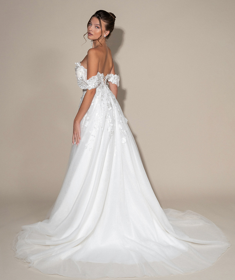 Нежное свадебное платье с разрезом