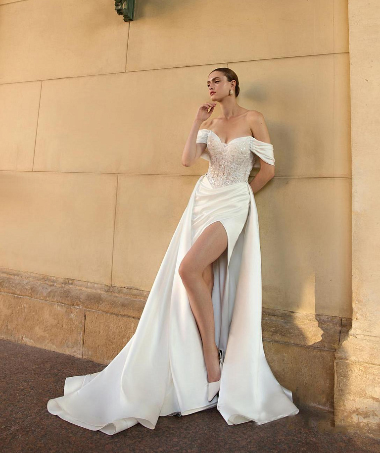 Свадебное платье русалка с атласной юбкой и кружевным корсетом