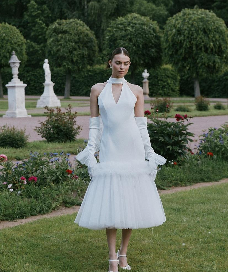 Облегающее свадебное платье с юбкой расклешенной ниже бедер