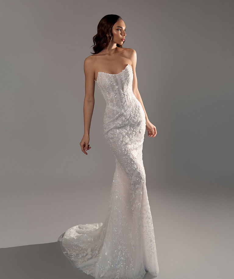 Кружевное свадебное платье с кейпом