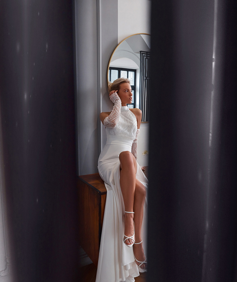 Красивое платье с атласной юбкой и сверкающим верхом под горлышко