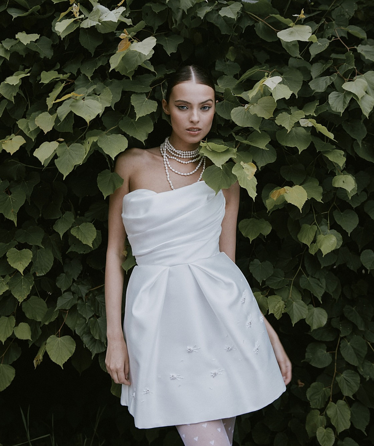 Свадебное платье мини с нежным узором на юбке