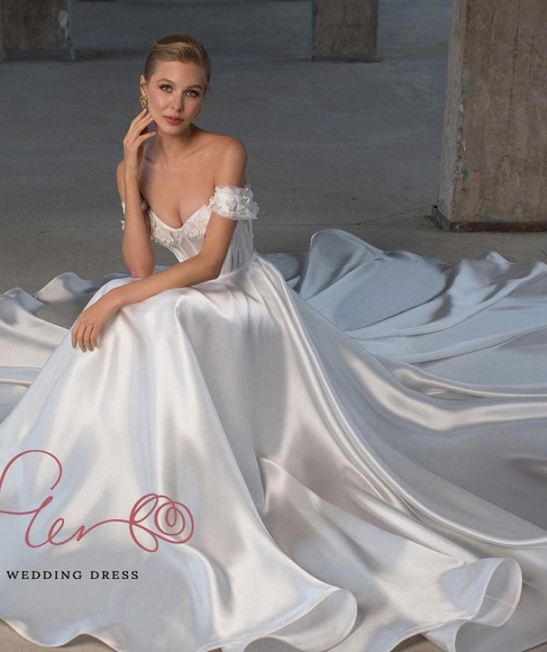 Атласное свадебное платье с цветочным декором по лифу