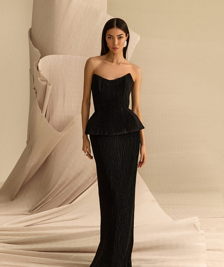 Черное вечернее платье из ткани-плиссе