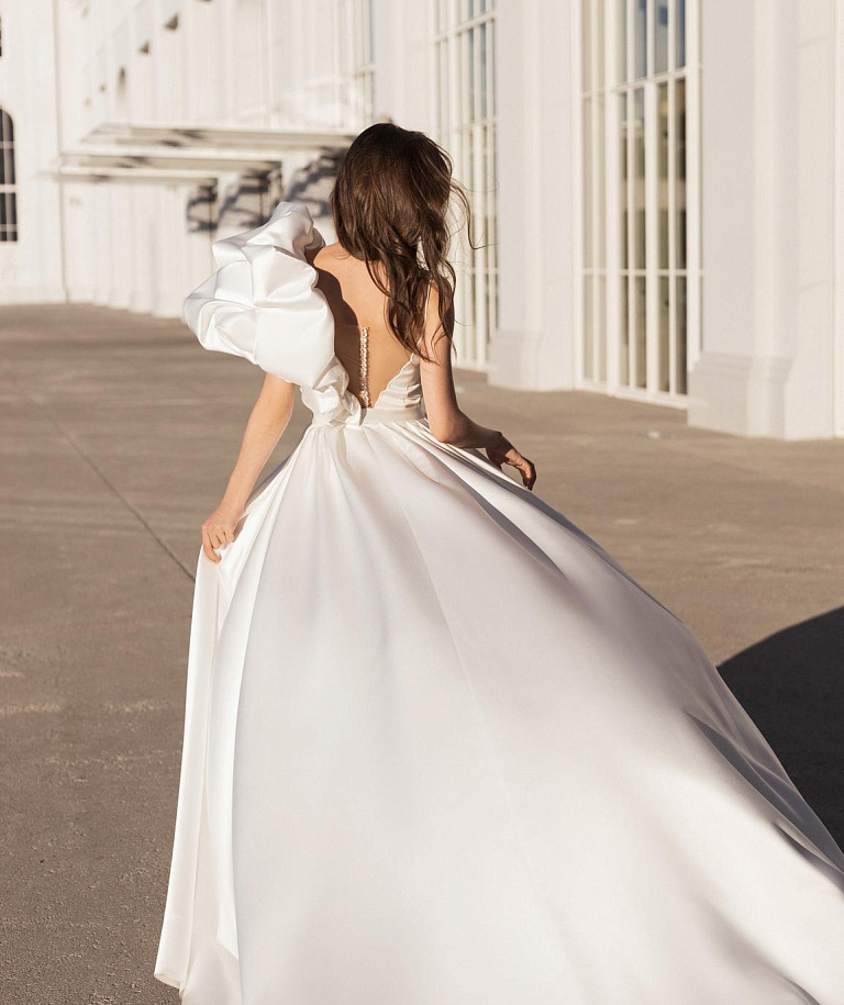 Лаконичное свадебное платье на тонких бретелях