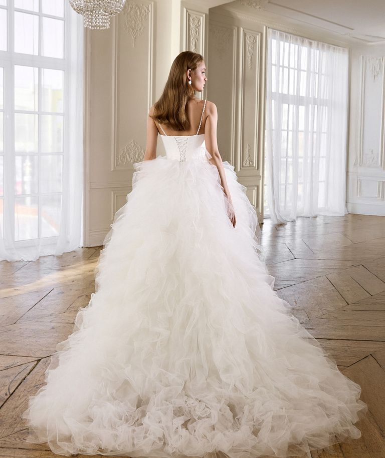 Свадебное платье с многоярусной юбкой