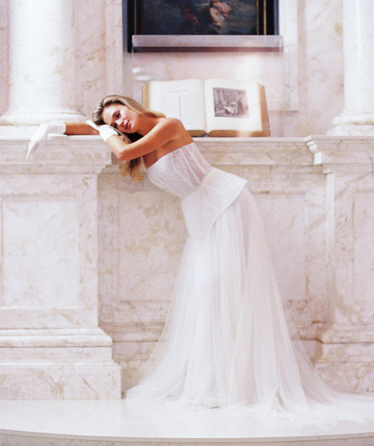 Нежный свадебный комплект с баской