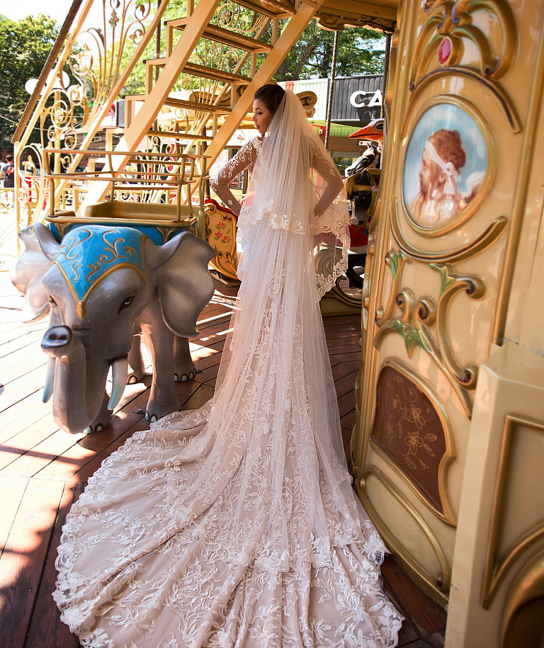 Красивая двухъярусная кружевная фата