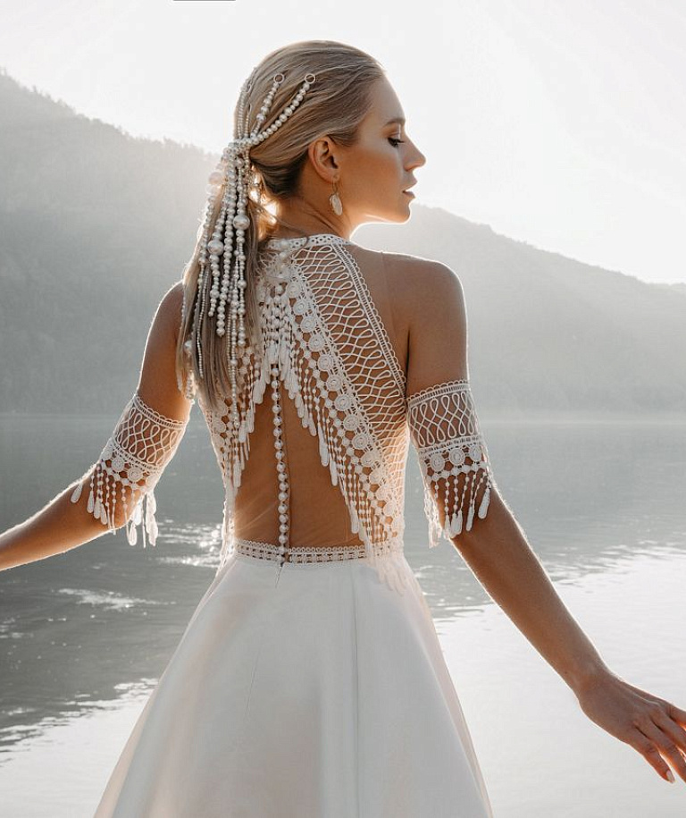 Оригинальное свадебное платья с атласной юбкой