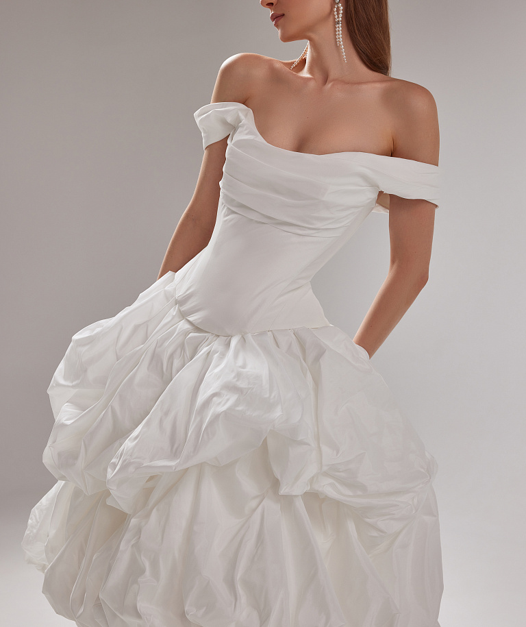 Пышное свадебное платье из тафты со спущенными плечами