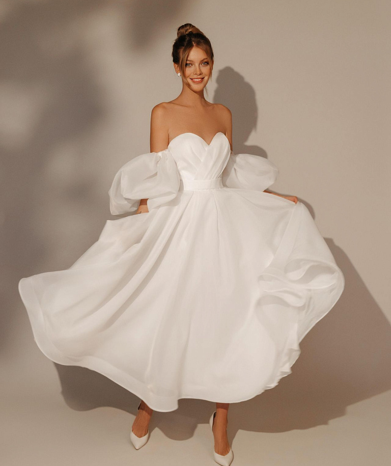 Белое свадебное платье миди с объемными рукавами