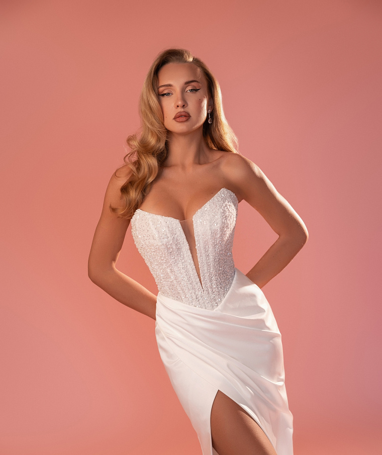 Сверкающее свадебное платье с разрезом на ножке