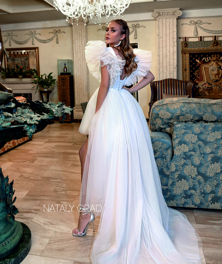 Короткое свадебное платье из фатина со шлейфом