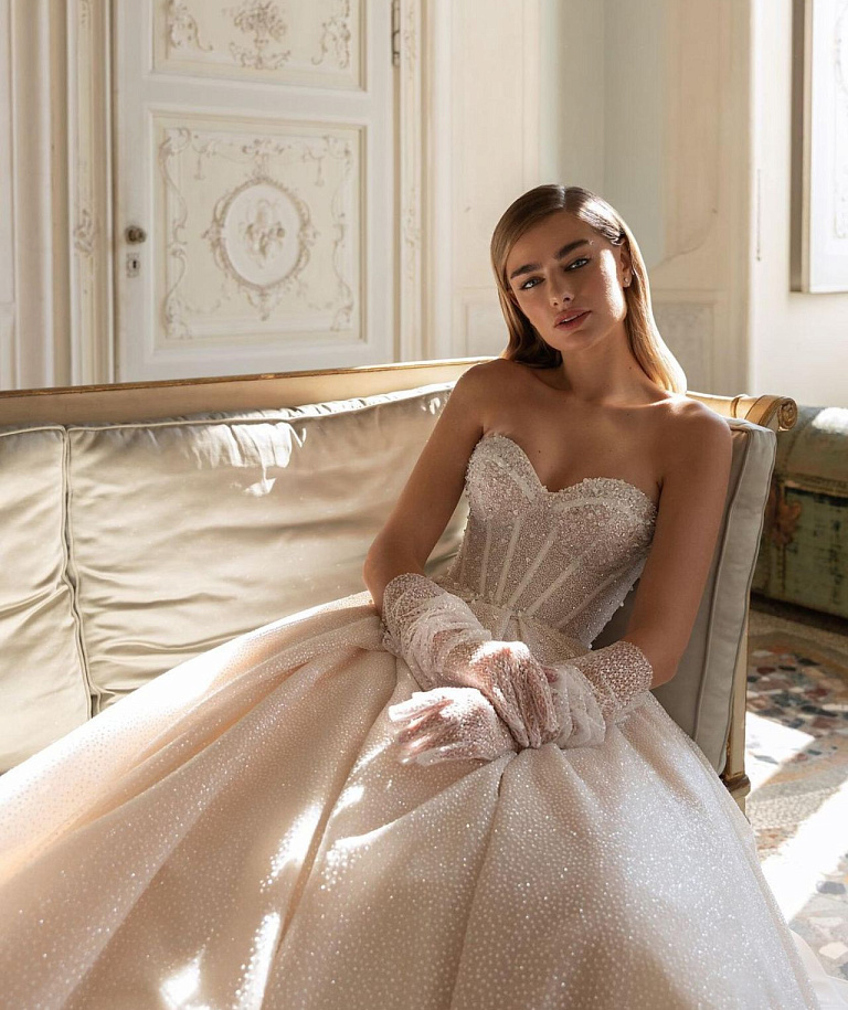 Ослепляющее свадебное платье с длинным шлейфом