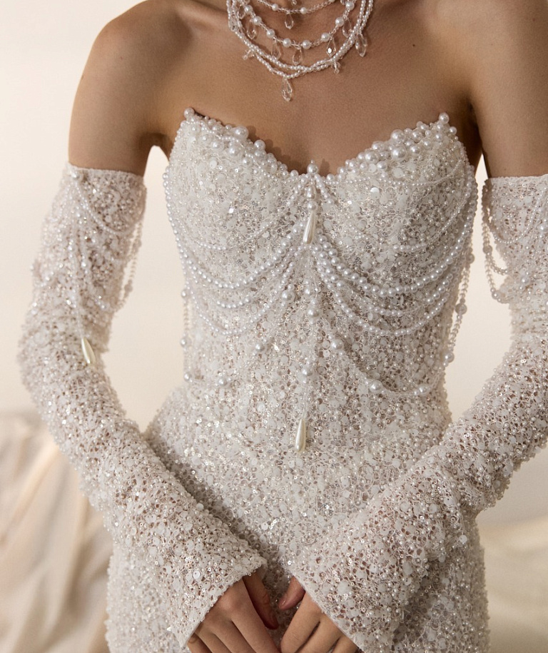 Расшитое свадебное платье-русалка с бусами