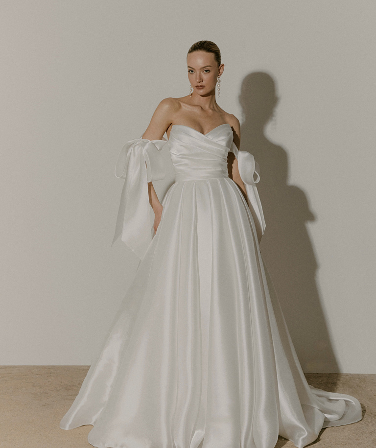 Атласное свадебное платье с бретелями-бантами