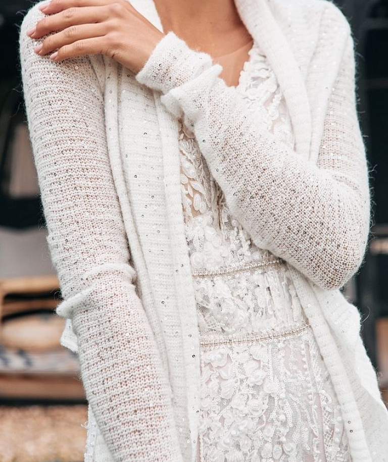 Белый свитер с пайетками