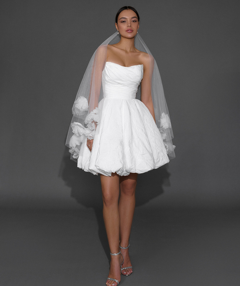 Стильное короткое свадебное платье из тафты