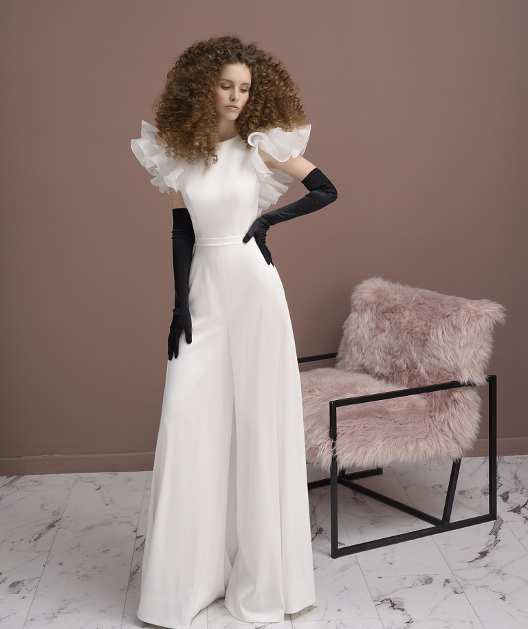 Свадебный комбинезон с рюшами