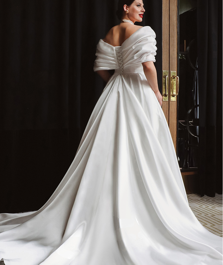 Белое свадебное платье со спущенными плечиками