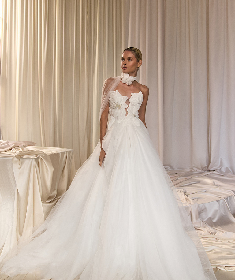 Эффектное свадебное платье с декором в виде цветов с жемчугом