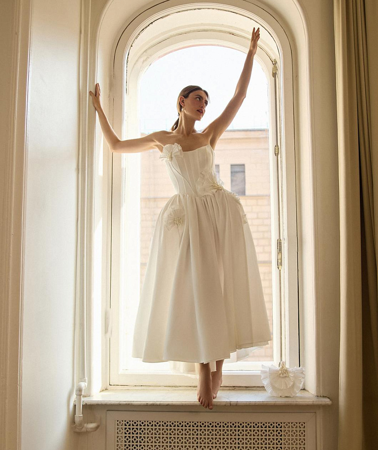 Атласное свадебное платье с подъюбником формы панье