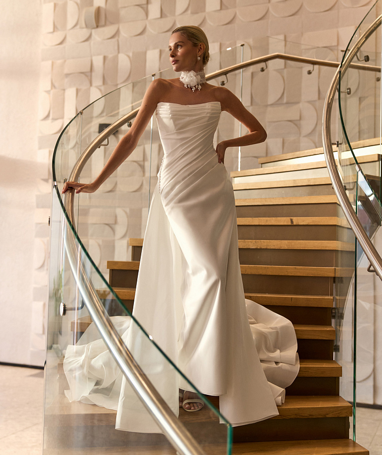 Атласное свадебное платье-русалка со съемным шлейфом и драпировкой на корсете