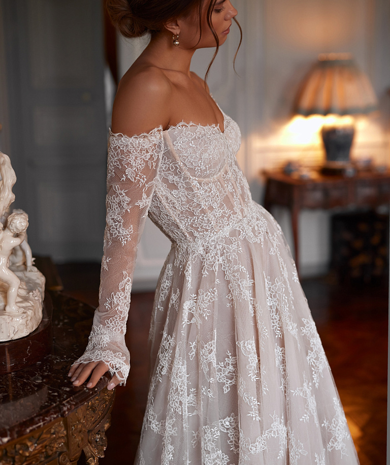 Кружевное свадебное платье с рукавами и шлейфом